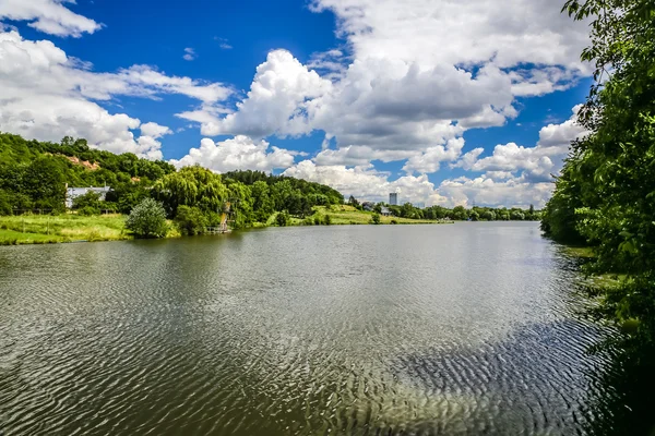 Lago Dzban em Sarka selvagem Praga, República Checa — Fotografia de Stock