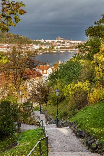 Rio Vltava e Castelo de Praga Praga, República Checa . — Fotografia de Stock