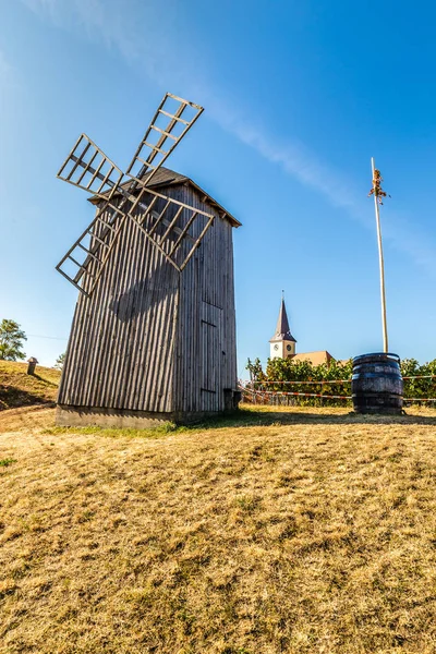 Moinho de vento de madeira tradicional-Vrbice, República Checa — Fotografia de Stock