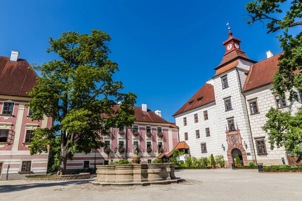 Trebon vár és a szökőkút-Trebon, Cseh Köztársaság — Stock Fotó