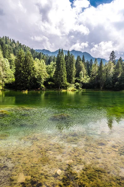 Sjö nära Bar Laghetto-Madonna Di Campiglio, Italien — Stockfoto