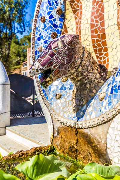 Hadí hlava - Park Güell, Barcelona, Španělsko — Stock fotografie