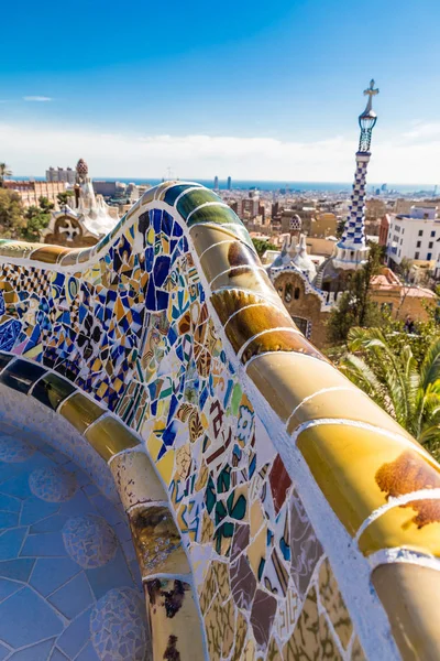 Assento colorido - Park Guell, Barcelona, Catalunha, Espanha — Fotografia de Stock