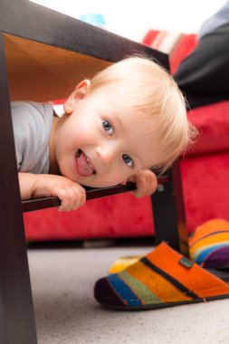 Sevimli küçük çocuk gizleme tablo