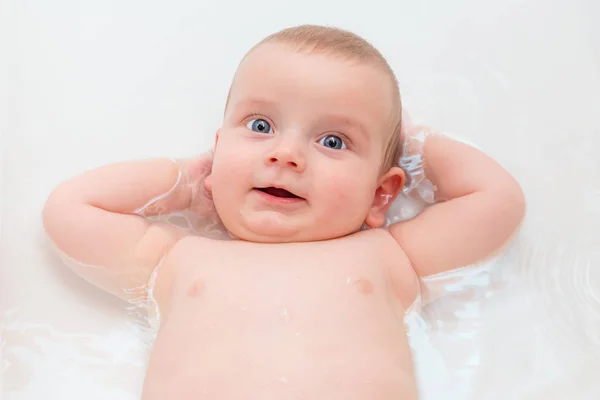 Pequeño niño tomando un baño — Foto de Stock