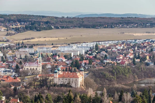 Templom és kastély - Mnisek Pod Brdy, Cseh Köztársaság — Stock Fotó