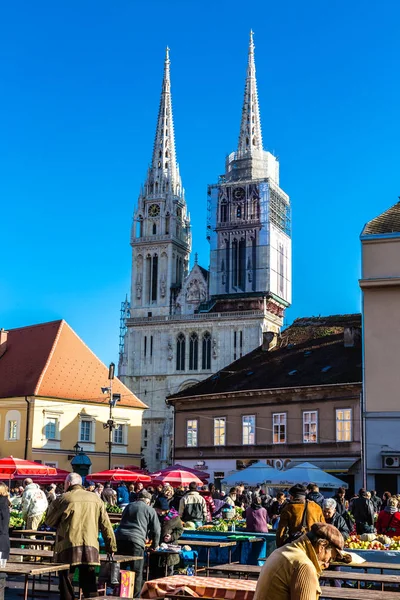 Рынок Долац с соборными башнями в Загребе, Хорватия — стоковое фото