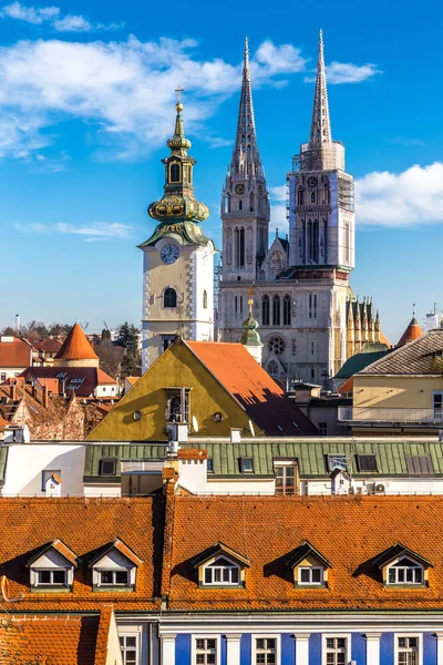 Zagreb com Catedral e Torre da Igreja - Croácia — Fotografia de Stock