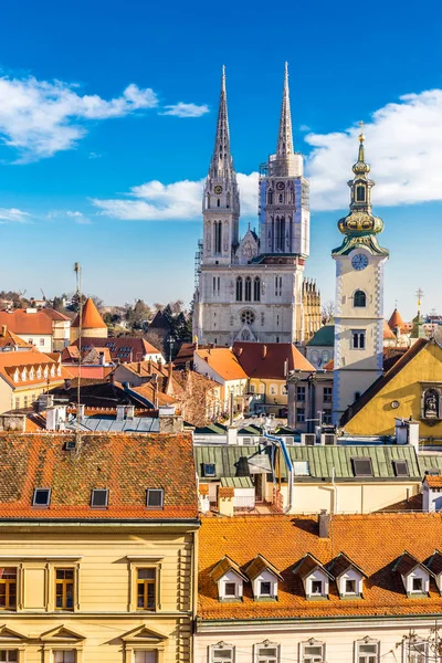 Zagreb com Catedral e Torre da Igreja - Croácia — Fotografia de Stock