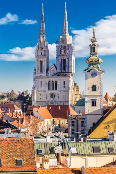 Zagreb com Catedral e Igreja Torre-Croácia — Fotografia de Stock