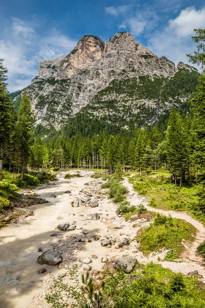 Caminhada para Cascate Di Fanes - Dolomites, Itália — Fotografia de Stock