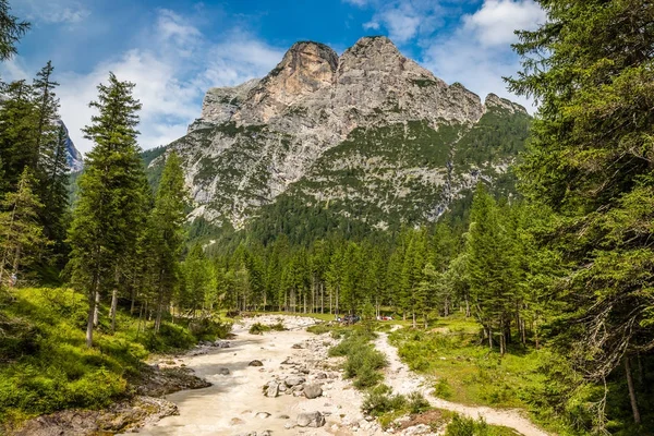 Vandra till Cascate Di Fanes - Dolomiterna, Italien — Stockfoto