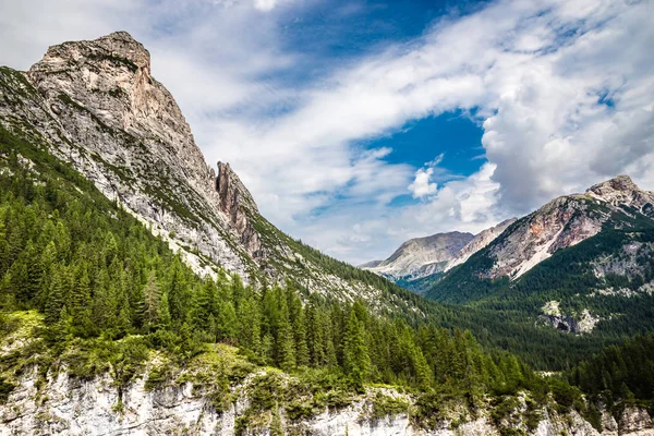 Vandra till Cascate Di Fanes - Dolomiterna, Italien — Stockfoto