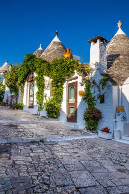 Alberobello Trulli evleri - Apulia, İtalya ile