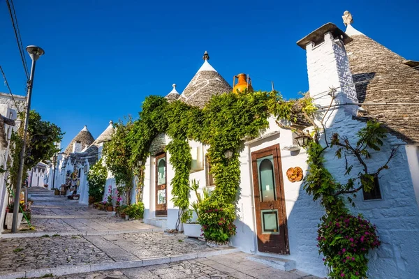 Alberobello met Trulli huizen - Apulië, Italië — Stockfoto