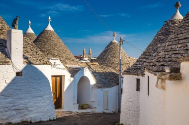 Alberobello Trulli evleri - Apulia, İtalya ile