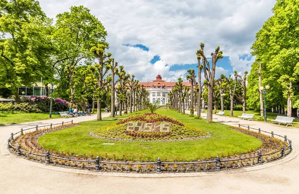 Flowers Showing The Date - Karlovy Vary, Czech Republic — Stock Photo, Image