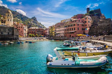 Vernazza koyu renkli tekneler - Cinque Terre, La Spezia eyaletinin, Ligurya Bölgesi, İtalya, Avrupa ile