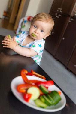 Küçük çocuk sebze yemek