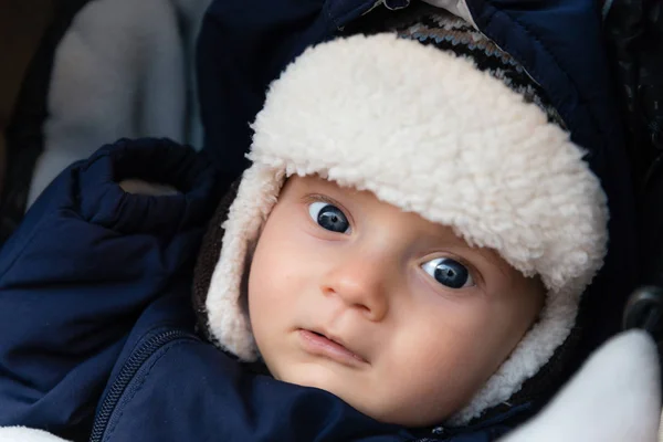 Adorable niñito con grandes ojos azules — Foto de Stock