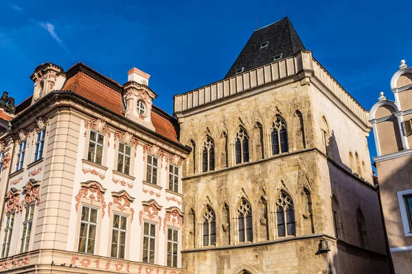 石の鐘の家とキンスキー宮殿 旧市街広場 プラハ チェコ共和国 ヨーロッパ — ストック写真