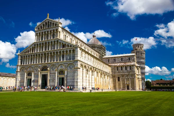 Catedral y la torre inclinada - Pisa, Italia — Foto de Stock
