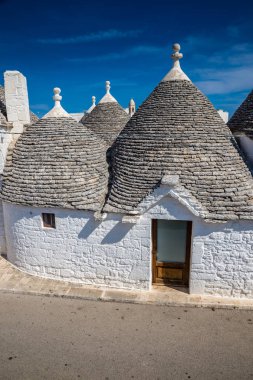 Alberobello Trulli evleri - Apulia, İtalya ile