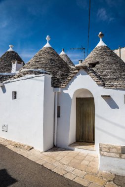 Alberobello Trulli evleri - Apulia, İtalya ile