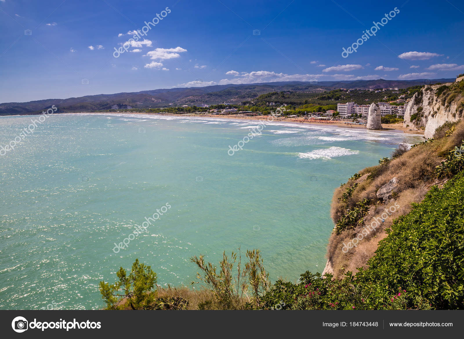 Spiaggia Di Castello Con Pizzomunno Vieste Italia Foto
