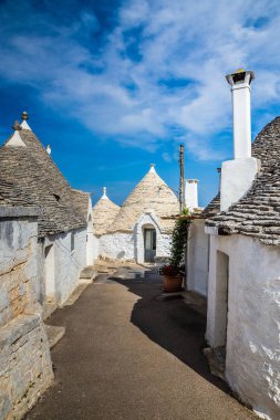 Alberobello Trulli evleri - Apulia, İtalya ile