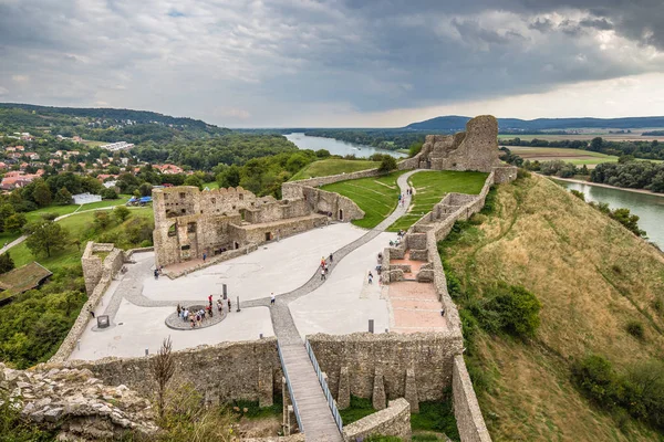 德温城堡的废墟- -布拉迪斯拉发，斯洛伐克 — 图库照片