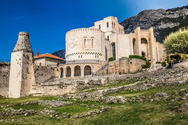 Kruje castle - kruje, albanien — Stockfoto