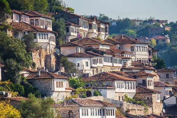 알바니아의 베르나데트에 있는 전통 가옥 들 — 스톡 사진
