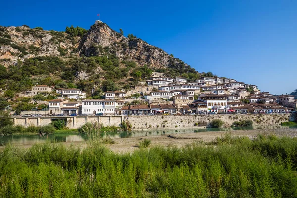 Kota Berat dan Sungai Osum - Berat, Albania — Stok Foto