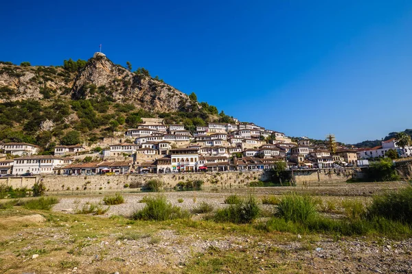 Традиционные дома в Берате - Берат, Албания — стоковое фото