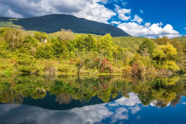 Reflektion i Una River- Kroatien och Bosnien gränsen — Stockfoto