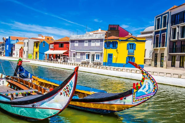 Barevné budovy a čluny - Aveiro, Portugalsko — Stock fotografie