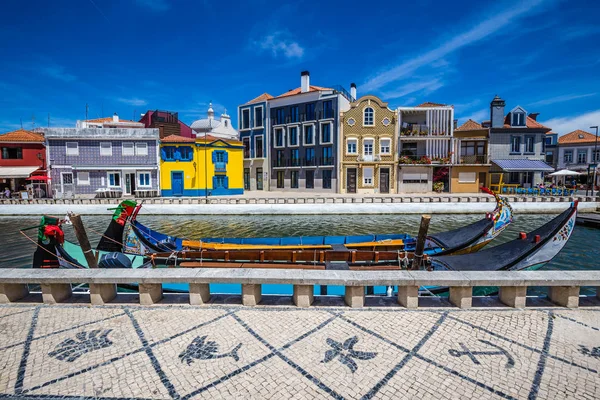 アールヌーボー様式の建物とボート- Aveiro, Portugal — ストック写真