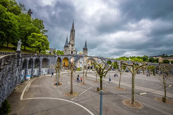 Ροζάριο Βασιλική και Πλατεία - Lourdes, Γαλλία, Ευρώπη — Φωτογραφία Αρχείου