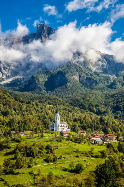 聖ハート教会とアルプス-ドレツニカ,スロベニア — ストック写真