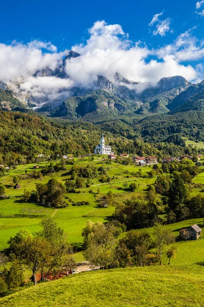 Словенский пейзаж и церковь - Дрезница, Словения — стоковое фото