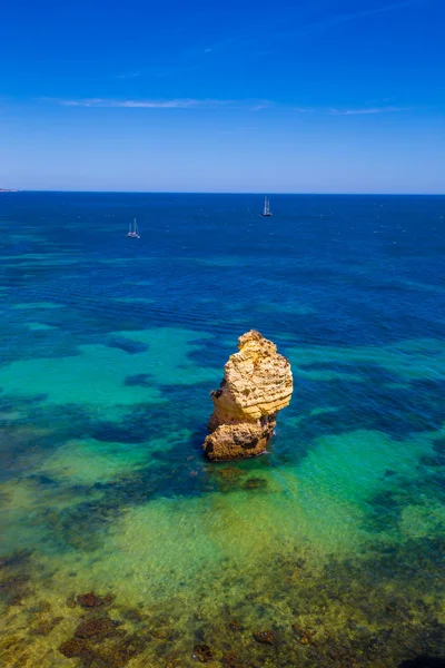 Formacja skalna na wybrzeżu Algarve - Lagoa, Portugalia — Zdjęcie stockowe