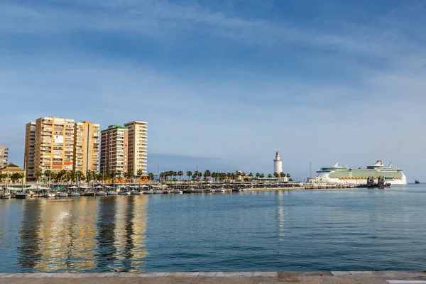 Farol e porto de Málaga - Andaluzia, Espanha — Fotografia de Stock