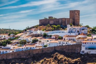 Mertola Şatosu ve Kilisesi ile Mertola Şehri - Mertola, Alentejo, Portekiz, Avrupa