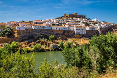 Mertola Şatosu ve Kilisesi ile Mertola Şehri - Mertola, Alentejo, Portekiz, Avrupa