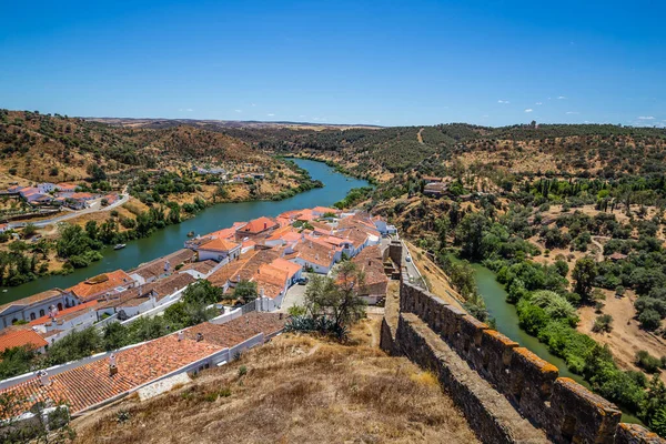 メルトラ市とグアディアナ川の眺め メルトラ Alentejo Portugal Europe ストックフォト