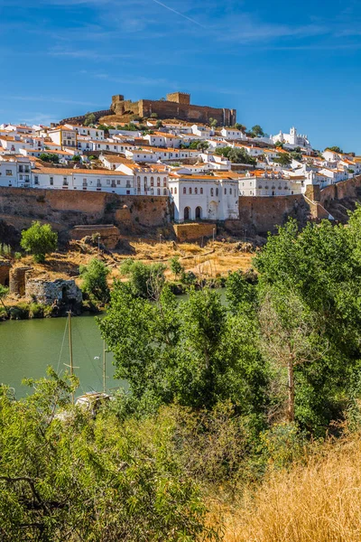 Vista Ciudad Mertola Con Castillo Iglesia Mertola Mertola Alentejo Portugal Fotos de stock libres de derechos