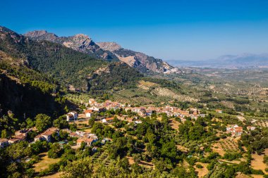Sierras de Cazorla 'daki geleneksel köy, Segura y Las Villas Doğal Parkı, La Iruela, Jaen, İspanya