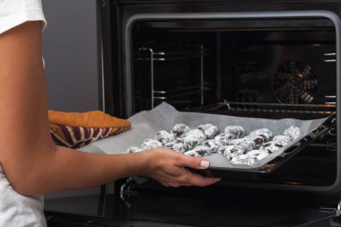 Brownie kurabiyeleri pişirme süreci. Fotoğrafta bir kızın kakası görünüyor.