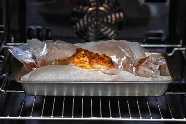 A carne com especiarias é assada na manga no forno . — Fotografia de Stock